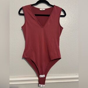 Entro Sleeveless V-neck Bodysuit size Small Rust color